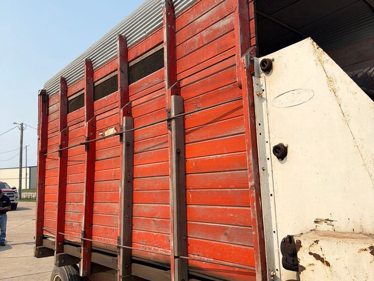lindsay-14ft-front-unload-silage-wagon-image-23
