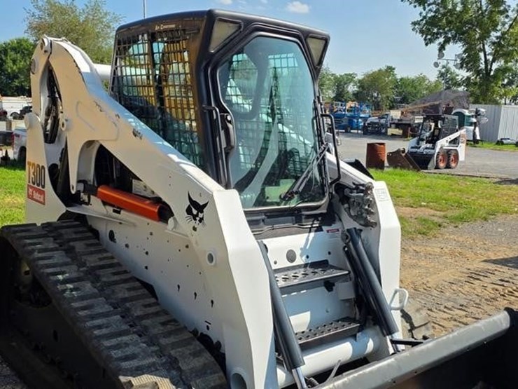 2010-bobcat-t300-image-7