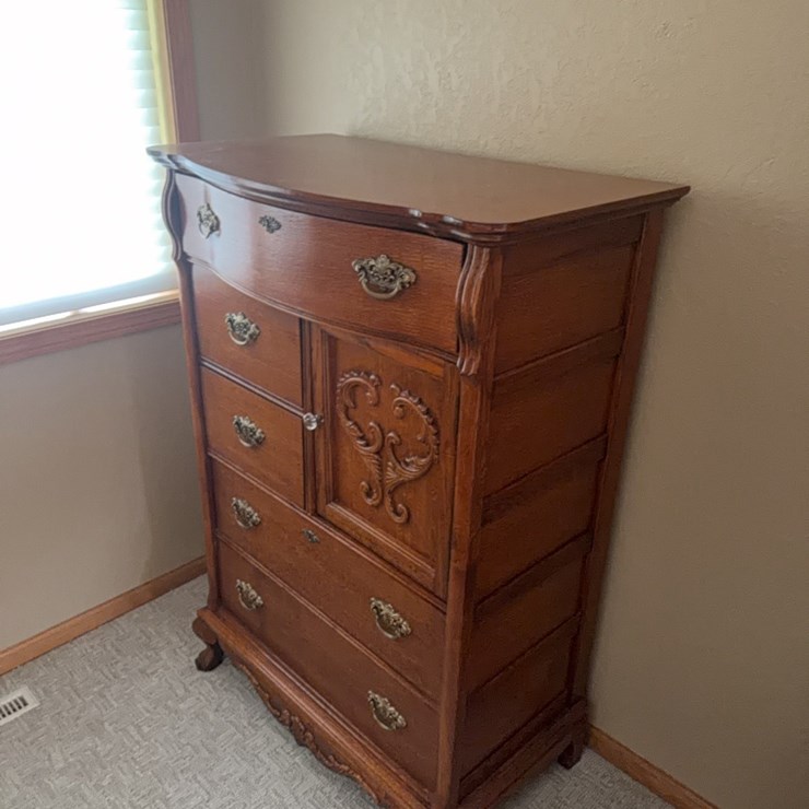 Large oak chest of drawers, excellent condition