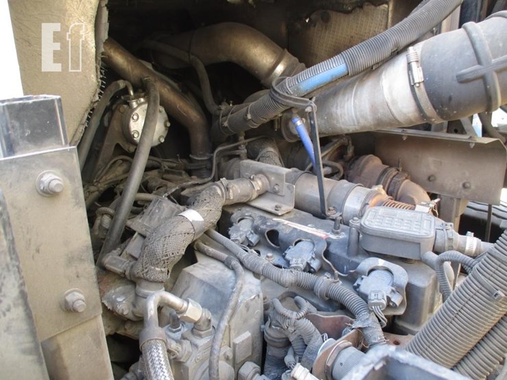 2010-peterbilt-320-image-5