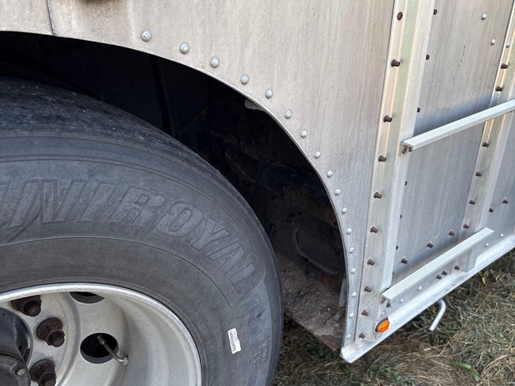 2016-merrit-102"-x-48ft-semi-livestock-trailer-image-54