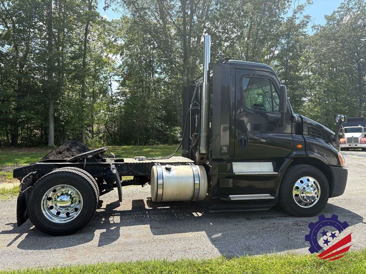 2015-freightliner-cascadia-113-image-6