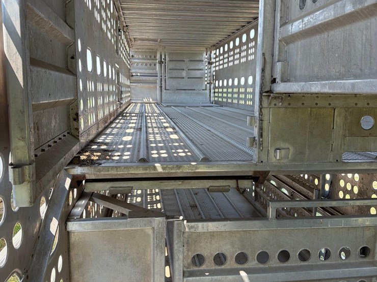 2016-merrit-102"-x-48ft-semi-livestock-trailer-image-55