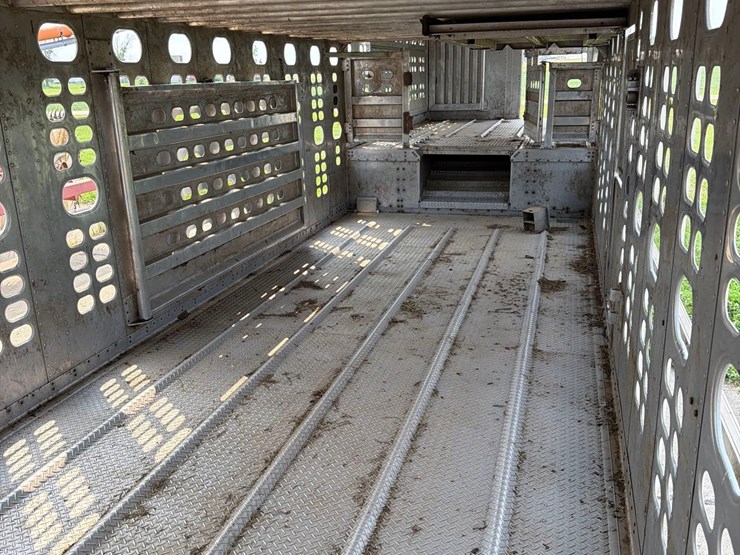 2014-wilson-livestock-trailer-image-37