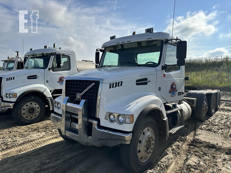 2014-volvo-vhd84ft200-image-1