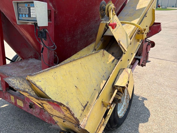 new-holland-354-image-3