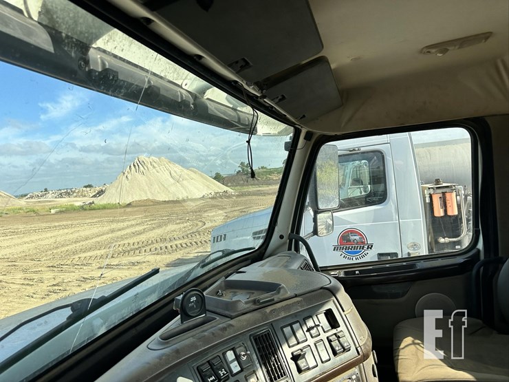 2014-volvo-vhd84ft200-image-50