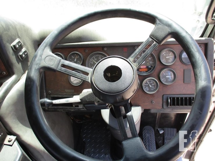 2010-peterbilt-320-image-15