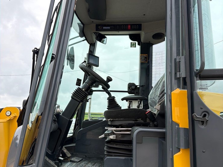 2021-deere-324l-image-34