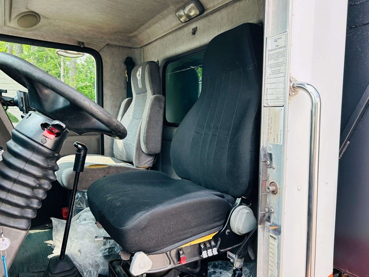 2005-kenworth-t300-image-58