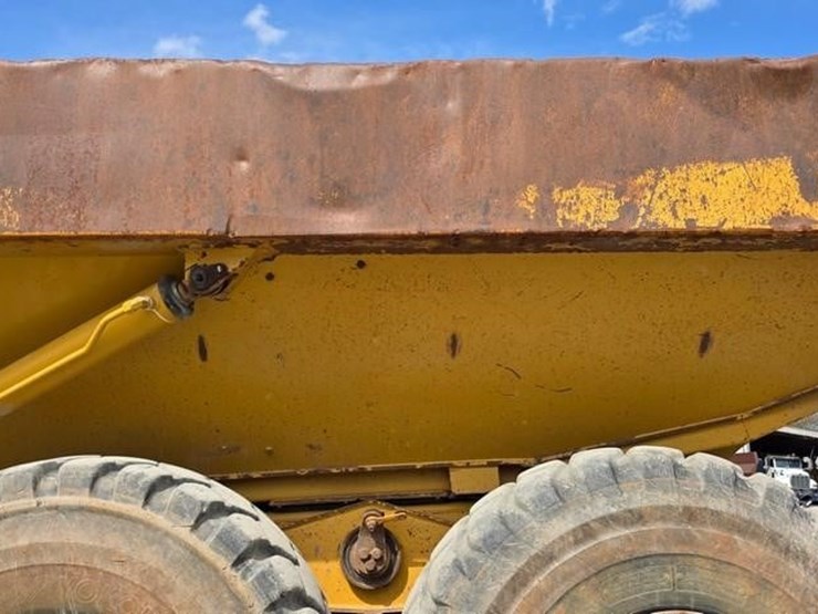 2011-caterpillar-740-image-20