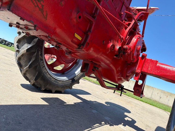 farmall-400-tractor-image-24