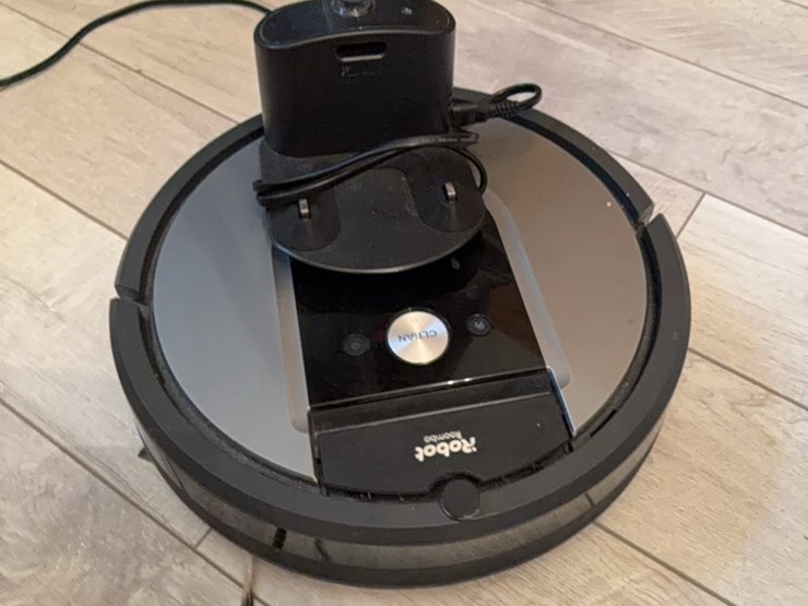 robot-roomba-automatic-cleaning-vacuum-cleaner-image-7