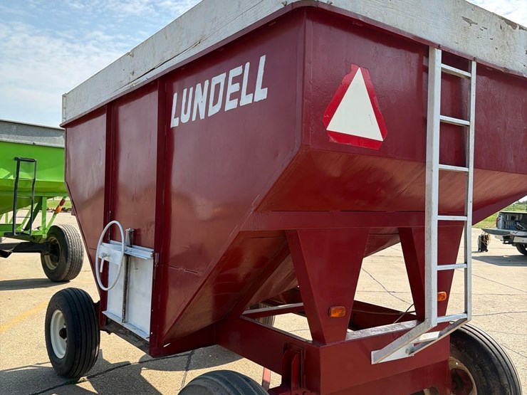 lundell-250-bushel-gravity-wagon-image-14
