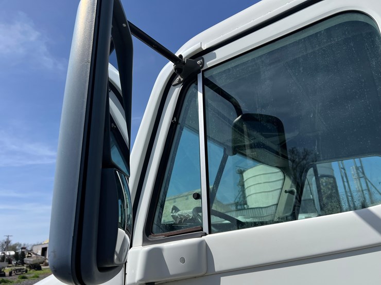 freightliner-cst120-image-9