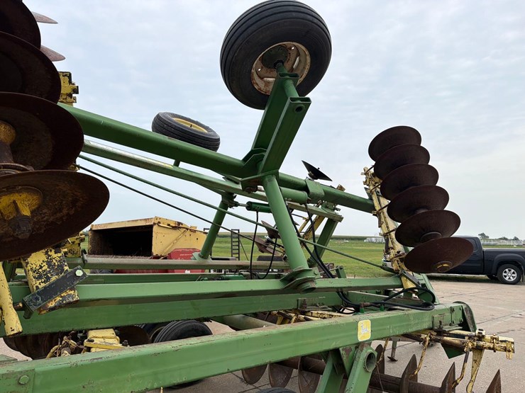 john-deere-330-image-19