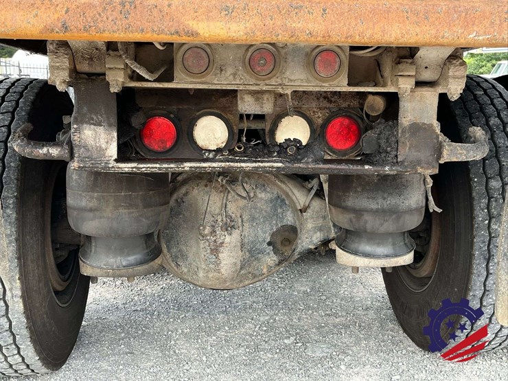 2008-peterbilt-365-image-36