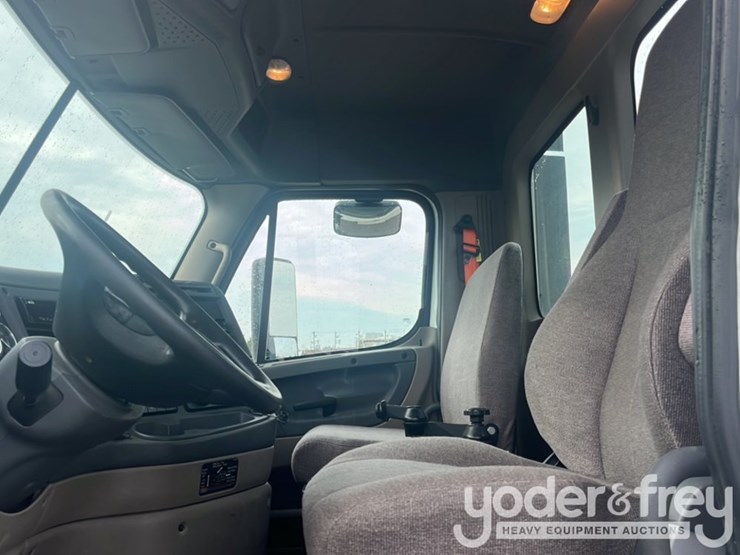2018-freightliner-cascadia-113-image-42