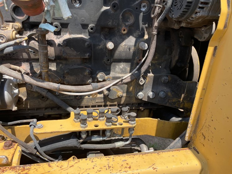 2010-caterpillar-553-image-35