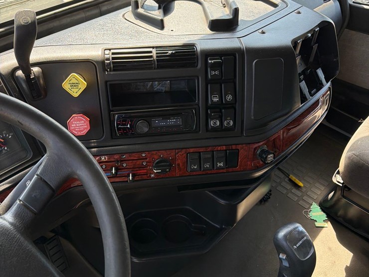 1999-volvo-vn-image-47