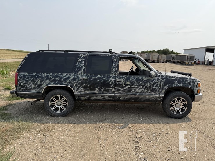 1999-chevrolet-suburban-image-4