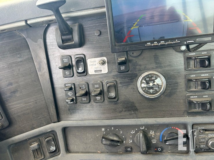 2005-freightliner-columbia-120-image-45