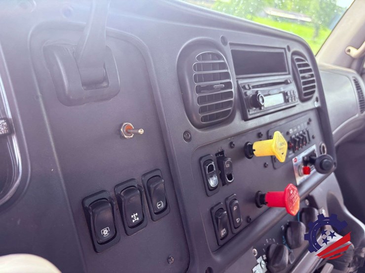 2006-freightliner-m2-106-image-71