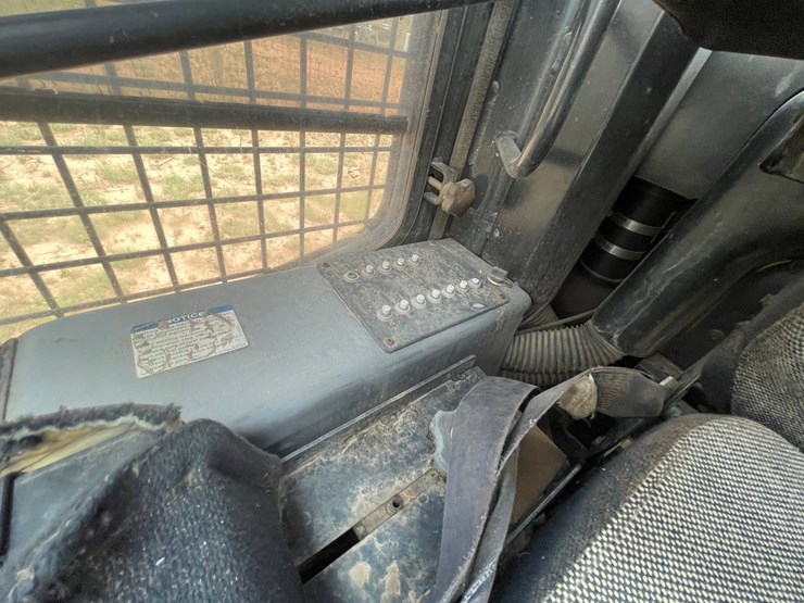 2010-caterpillar-553-image-44