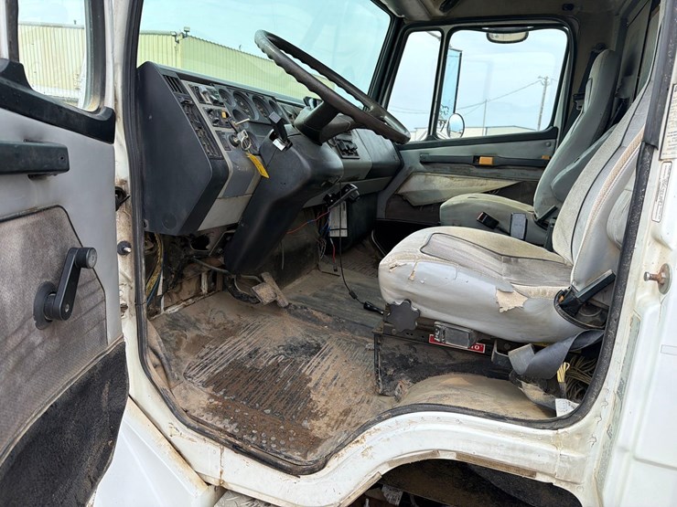 2000-freightliner-fl60-image-32