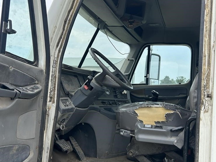 2005-freightliner-columbia-120-image-31