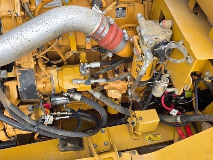 2011-caterpillar-740-image-47