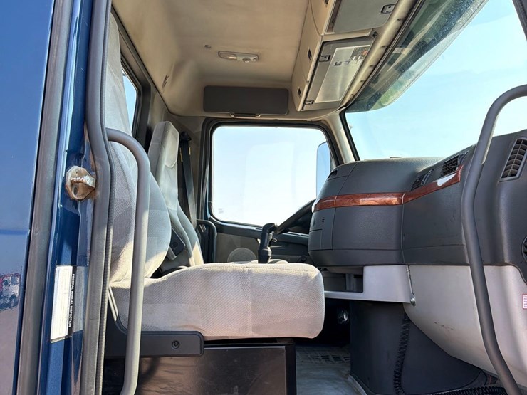 2005-volvo-semi-truck-image-38