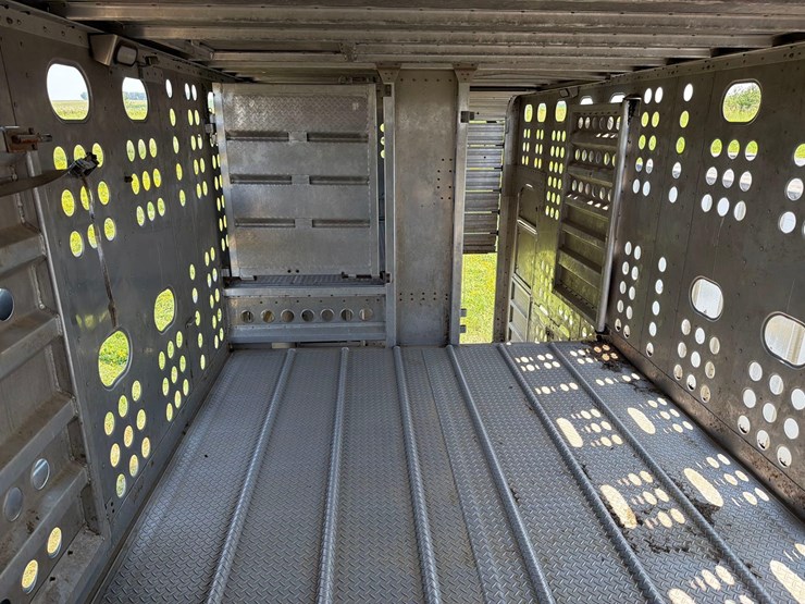 2016-merrit-102"-x-48ft-semi-livestock-trailer-image-64