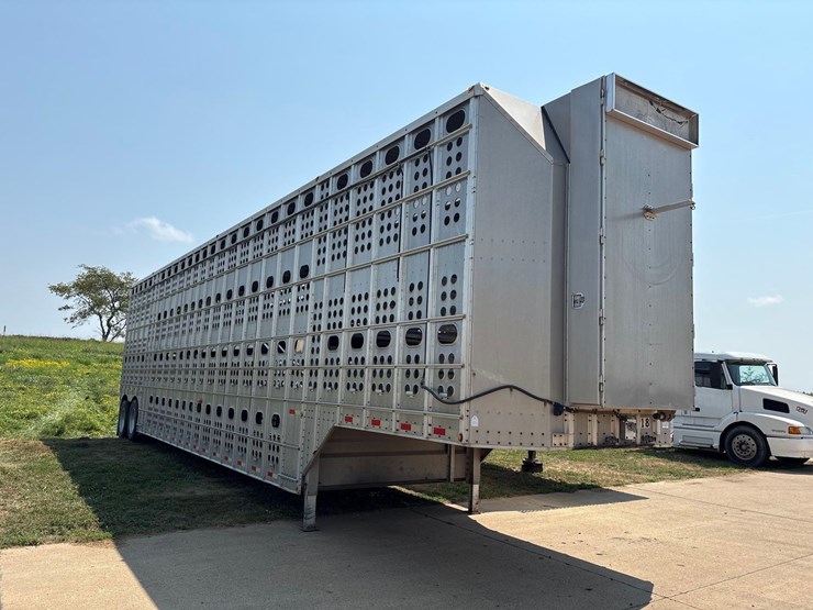2016-merrit-102"-x-48ft-semi-livestock-trailer-image-1