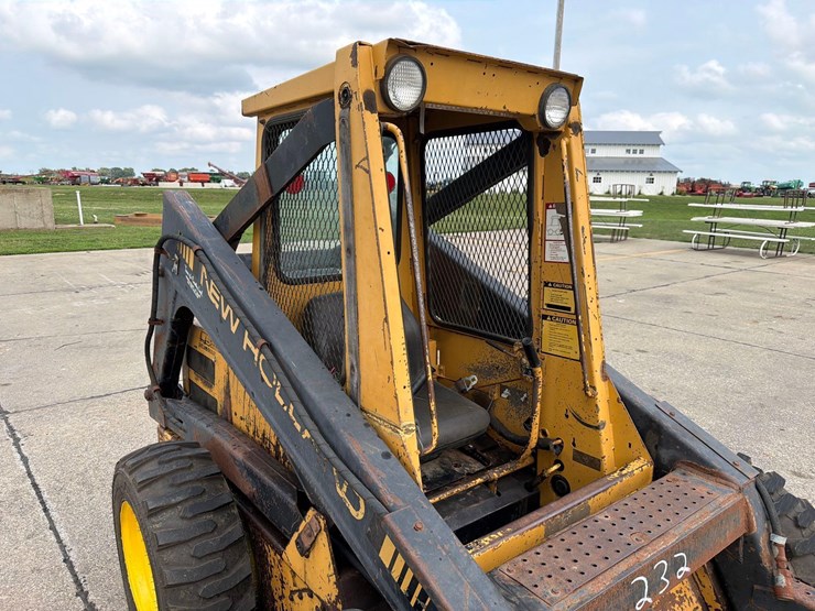 new-holland-l555-image-17
