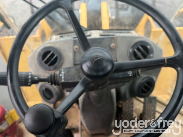 2014-deere-624k-image-45