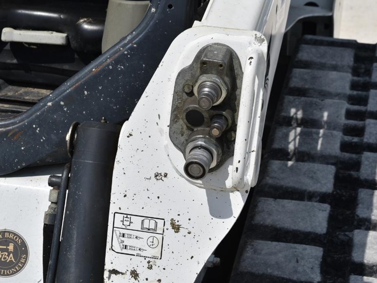 2016-bobcat-t740-image-61