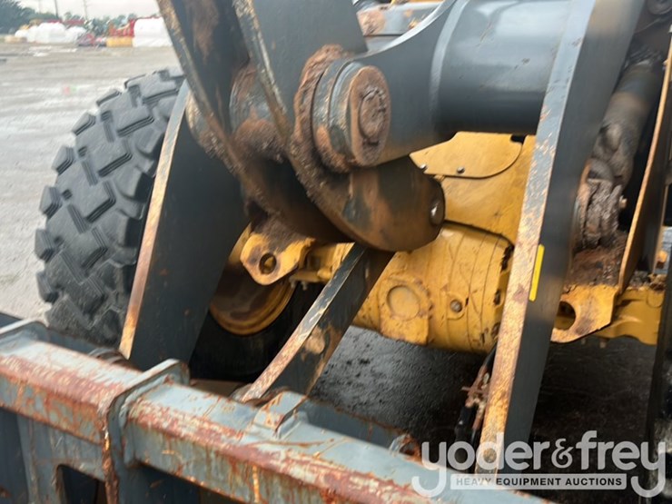 2014-deere-624k-image-47