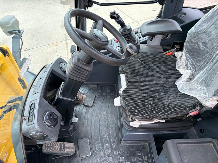 2021-deere-324l-image-40