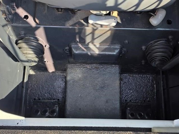 2010-bobcat-t300-image-43