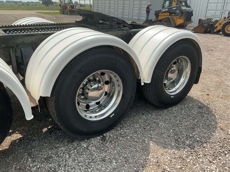 2013-peterbilt-389-image-21