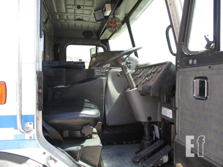 2010-peterbilt-320-image-7