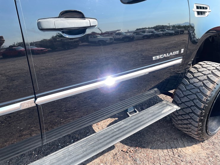 2009-cadillac-escalade-image-30