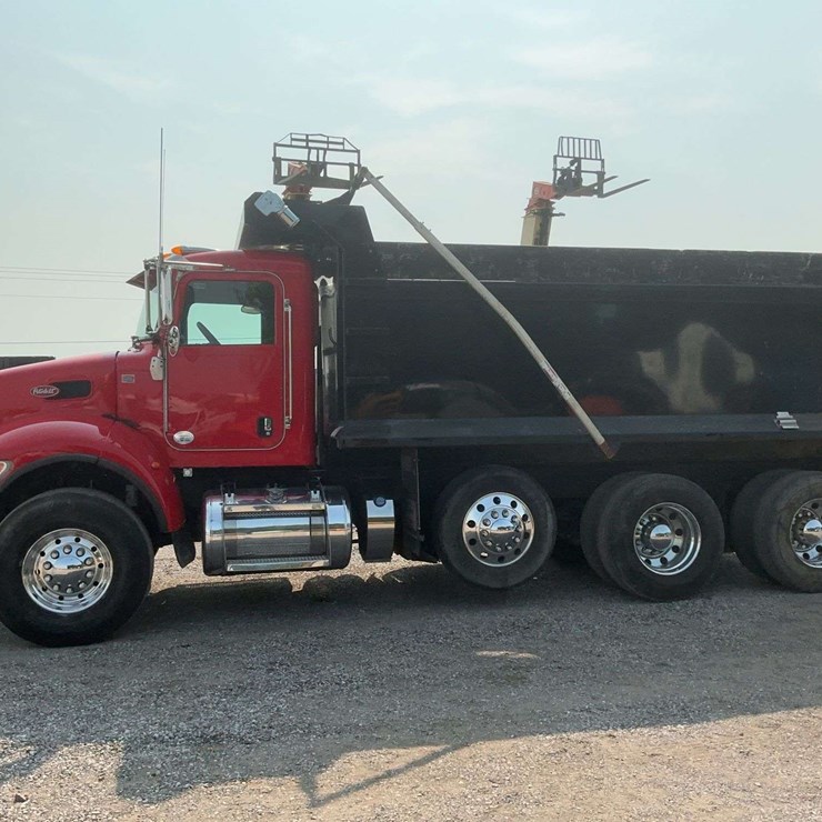 2017 PETERBILT 348