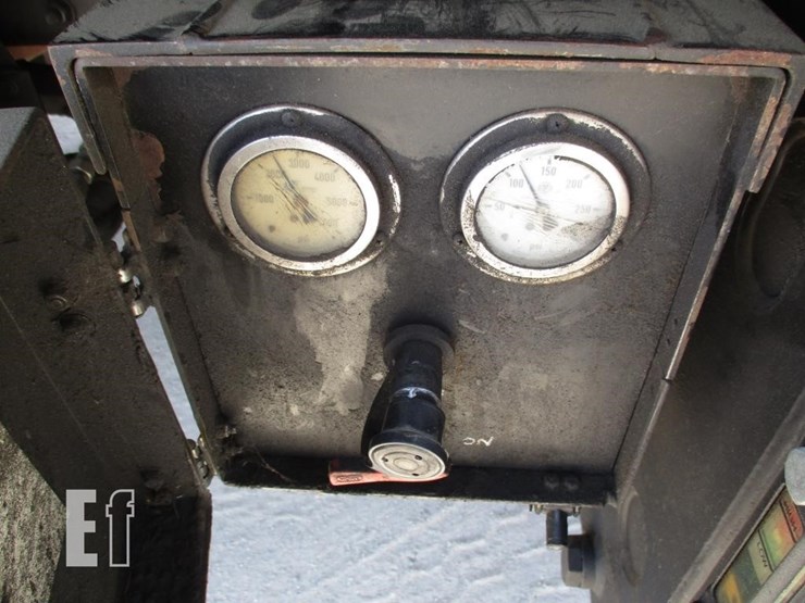 2010-peterbilt-320-image-23
