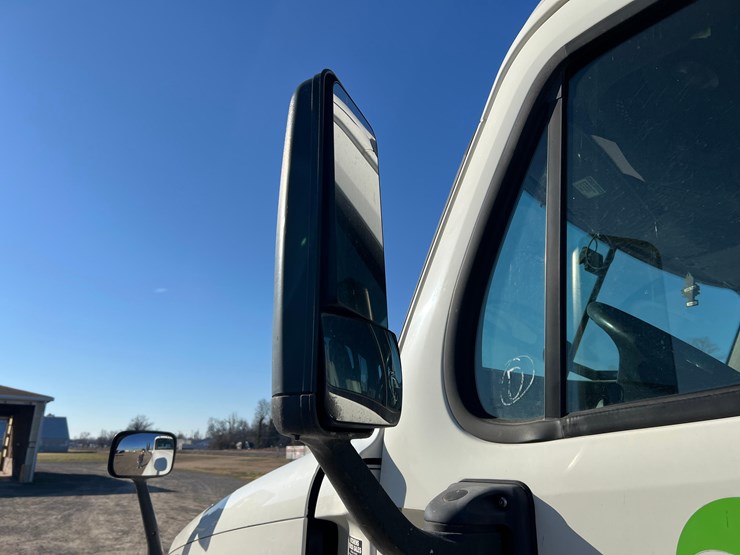 freightliner-cascadia-image-12