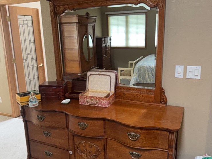 very-large-oak-dresser-with-large-high-back-mirror-image-3