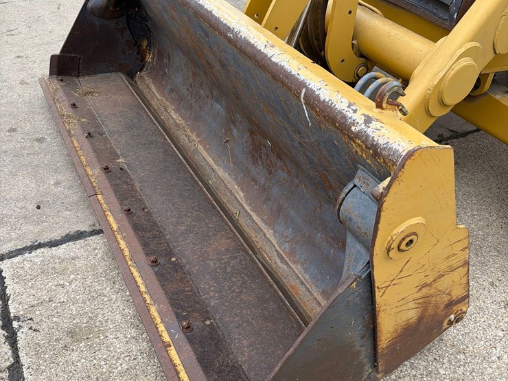 caterpillar-416-image-12