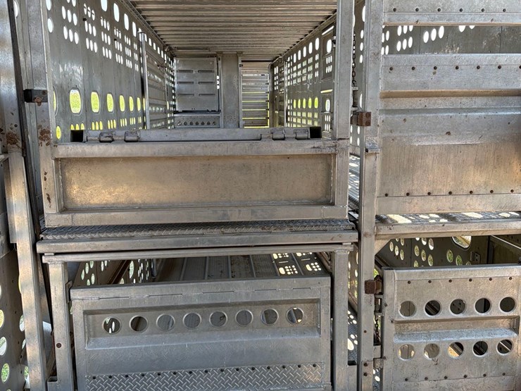 2016-merrit-102"-x-48ft-semi-livestock-trailer-image-73