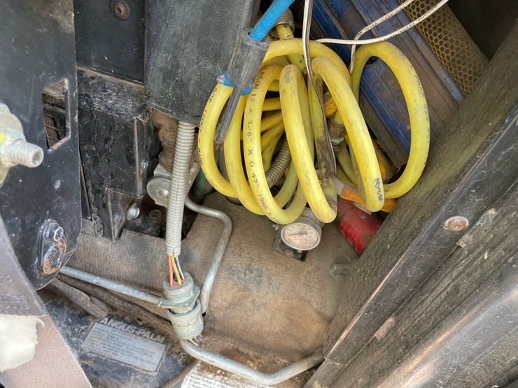 2010-caterpillar-553-image-50